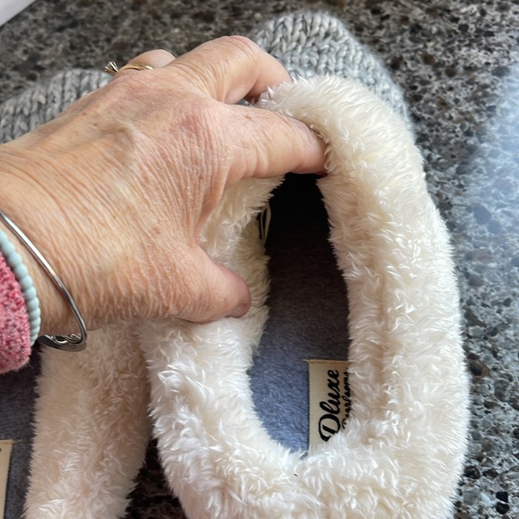 NEW with defect ( yellow sole) Dluxe Dearfoams Women's Slippers size Large 9-10 - Picture 4 of 11